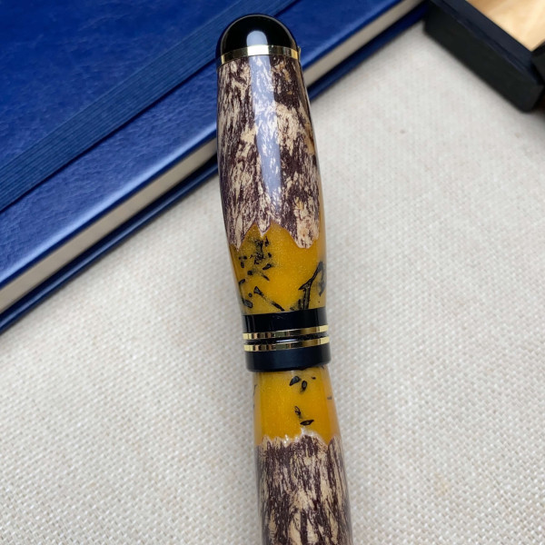 Унікальна перова ручка NV-071 ручної роботи виготовлена дерева, епоксидної смоли та справжнього моху