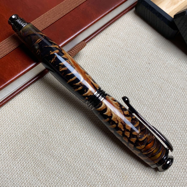 Унікальна перова ручка NV-355 ручної роботи виготовлена із справжньої шишки і епоксидної смоли