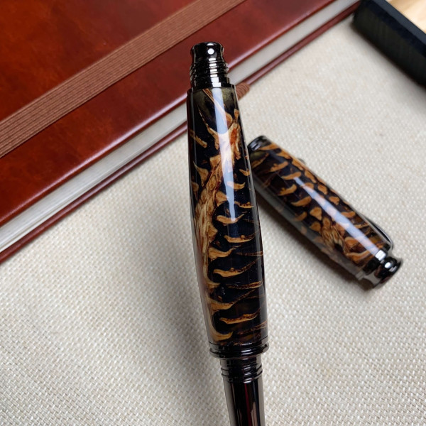 Унікальна перова ручка NV-355 ручної роботи виготовлена із справжньої шишки і епоксидної смоли