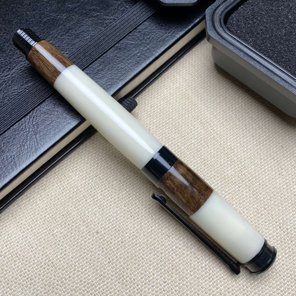 Унікальна перова ручка ручної роботи NV-341 дерево мореного дуба та епоксидна смола