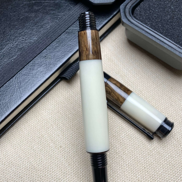 Унікальна перова ручка ручної роботи NV-341 дерево мореного дуба та епоксидна смола