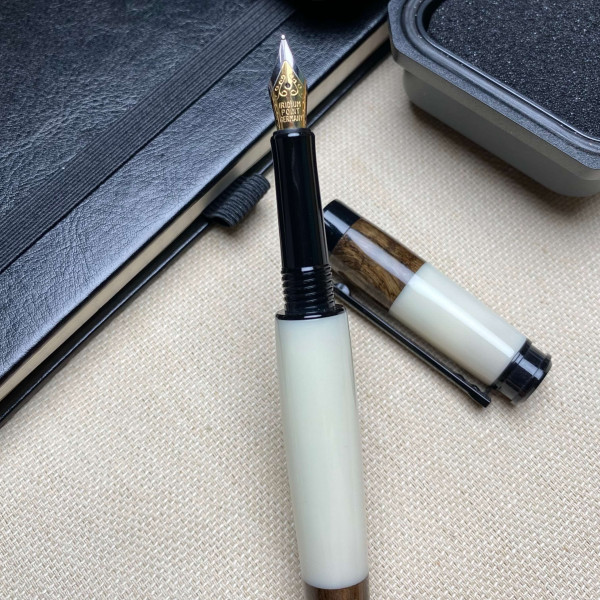 Унікальна перова ручка ручної роботи NV-341 дерево мореного дуба та епоксидна смола