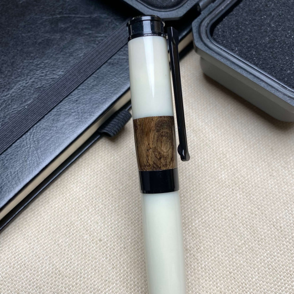 Унікальна перова ручка ручної роботи NV-341 дерево мореного дуба та епоксидна смола