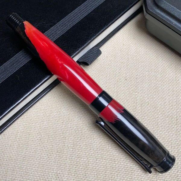 Унікальна перова ручка ручної роботи NV-341 дерево мореного дуба та епоксидна смола