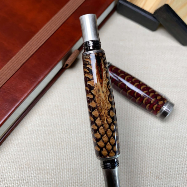 Унікальна перова ручка ручної роботи NV-234 справжня шишка і епоксидна смола