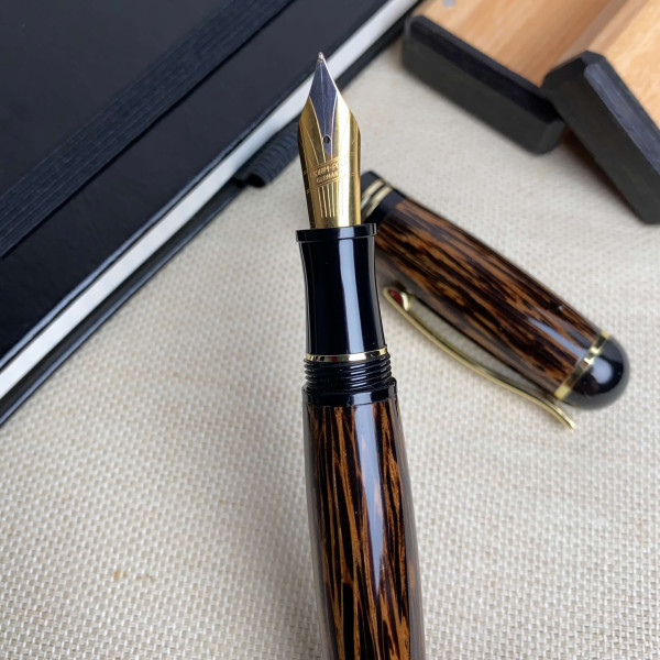 Перова ручка ручної роботи NV-071 виготовлена із екзотичного дерева - чорної пальми
