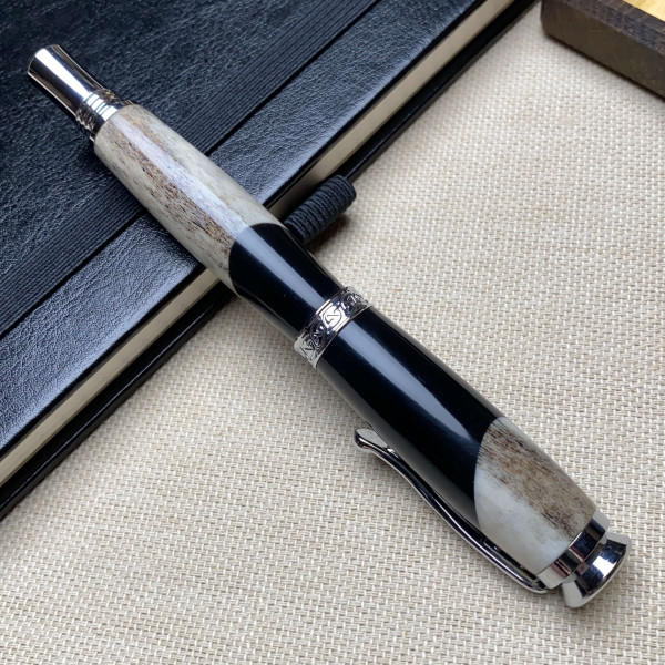 Унікальна перова ручка ручної роботи NV-448 справжній оленячий ріг + чорний акрил