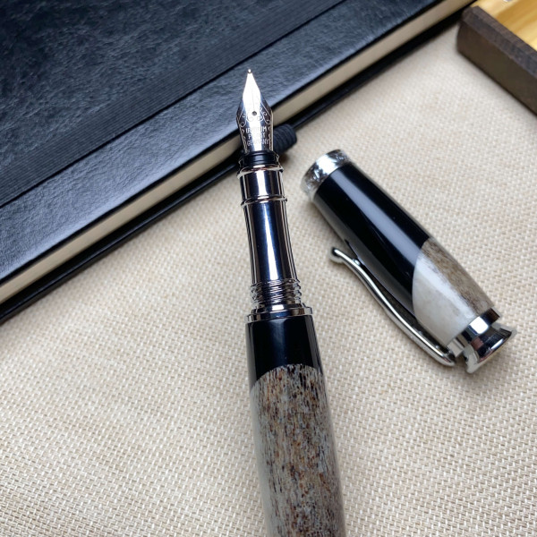 Унікальна перова ручка ручної роботи NV-448 справжній оленячий ріг + чорний акрил
