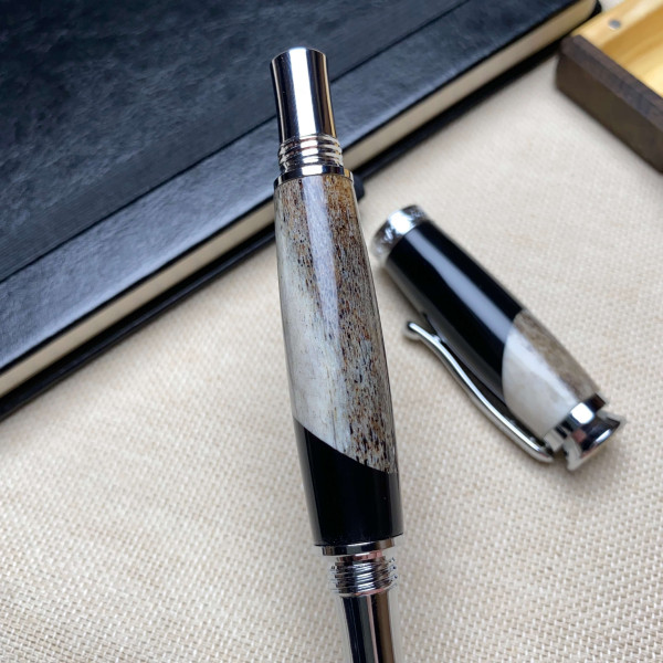 Унікальна перова ручка ручної роботи NV-448 справжній оленячий ріг + чорний акрил