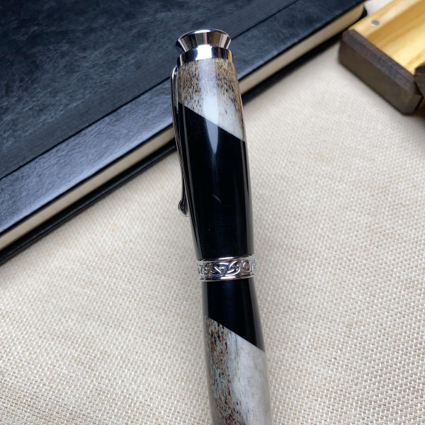 Унікальна перова ручка ручної роботи NV-448 справжній оленячий ріг + чорний акрил
