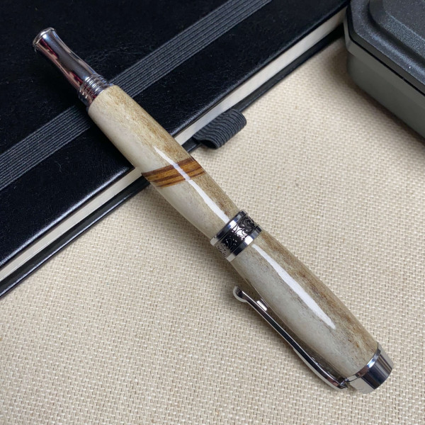 Унікальна перова ручка ручної роботи NV-308 виготовлена із справжнього оленячого рогу і дерева