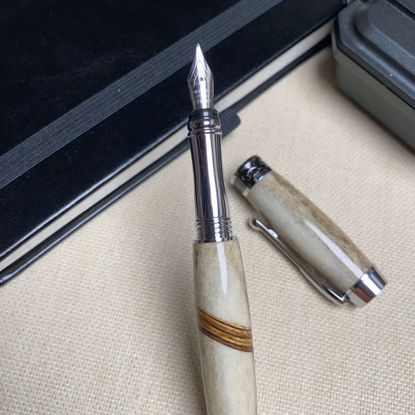 Унікальна перова ручка ручної роботи NV-308 виготовлена із справжнього оленячого рогу і дерева