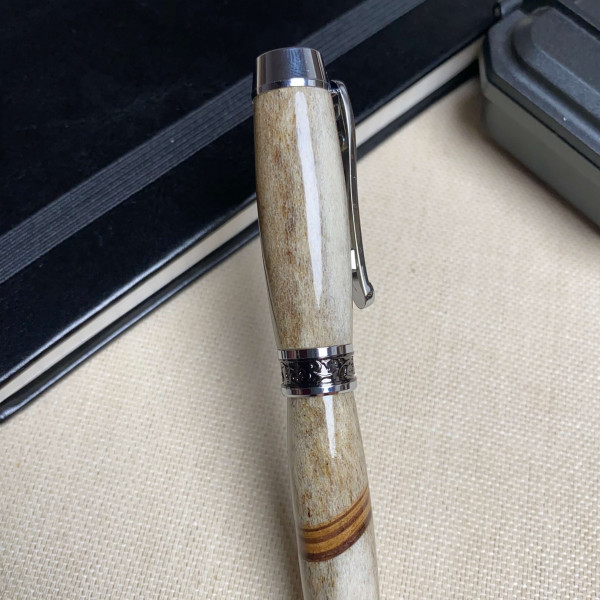 Унікальна перова ручка ручної роботи NV-308 виготовлена із справжнього оленячого рогу і дерева
