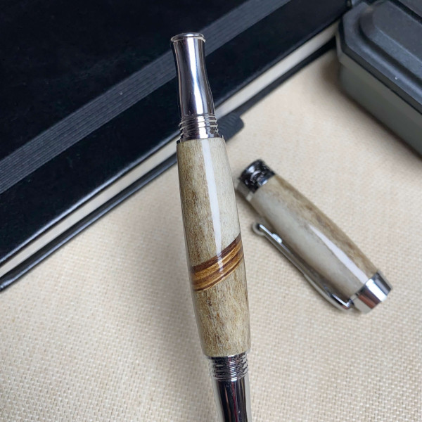 Унікальна перова ручка ручної роботи NV-308 виготовлена із справжнього оленячого рогу і дерева