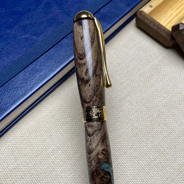 Унікальна перова ручка ручної роботи NV-210 виготовлена із деревини мореного ясена та епоксидної смоли