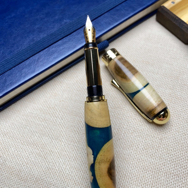 Унікальна перова ручка ручної роботи NV-210, дерево горіха та епоксидна смола