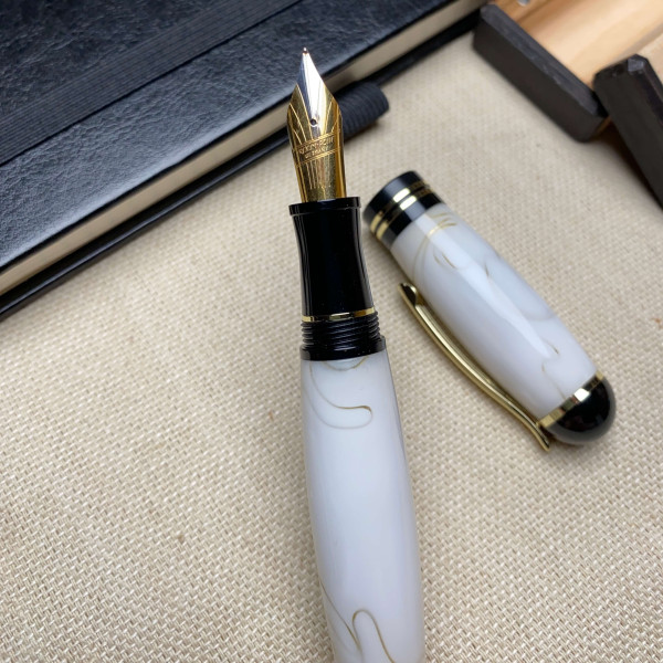 Перова ручка ручної роботи NV-071, акрил