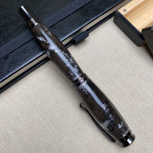 Перова ручка ручної роботи NV-448 дерево мореного дуба та срібна поталь