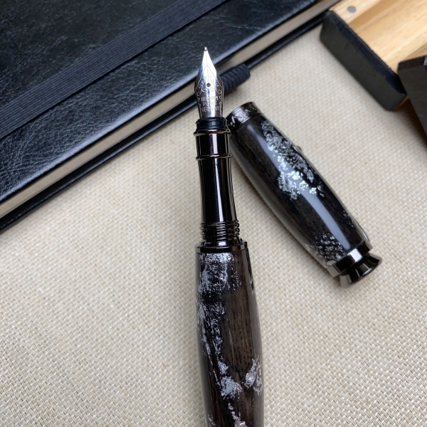 Перова ручка ручної роботи NV-448 дерево мореного дуба та срібна поталь
