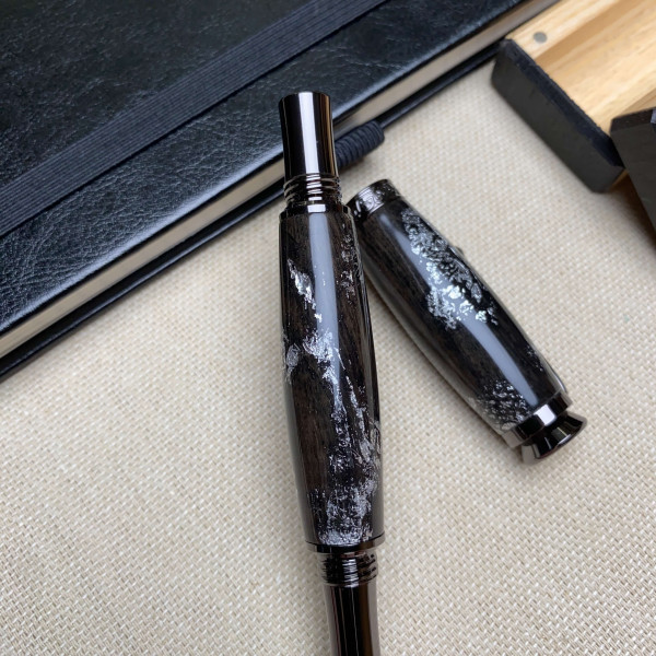 Перова ручка ручної роботи NV-448 дерево мореного дуба та срібна поталь