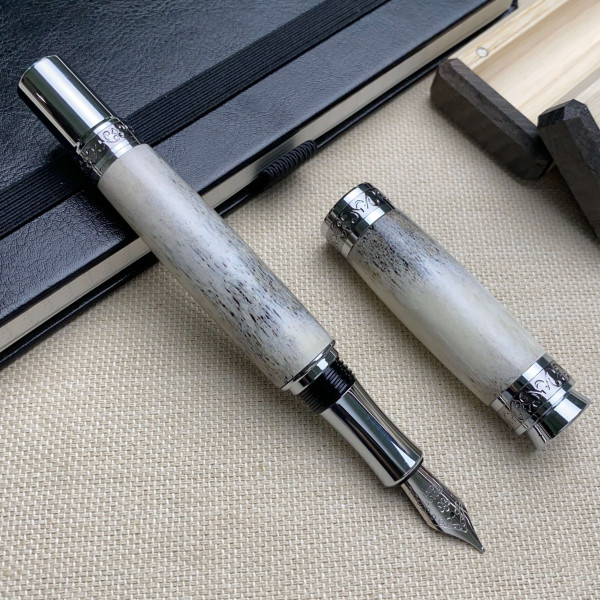 Подарункова перова ручка ручної роботи NV-516 виготовлена із справжнього оленячого рогу