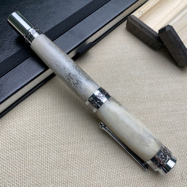 Подарункова перова ручка ручної роботи NV-516 виготовлена із справжнього оленячого рогу