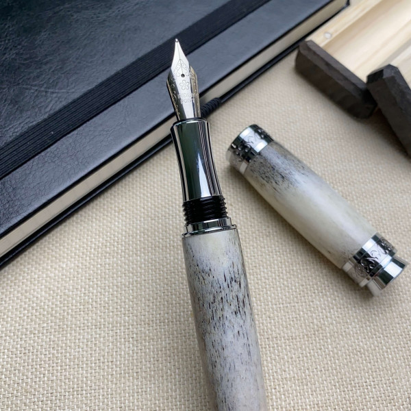 Подарункова перова ручка ручної роботи NV-516 виготовлена із справжнього оленячого рогу