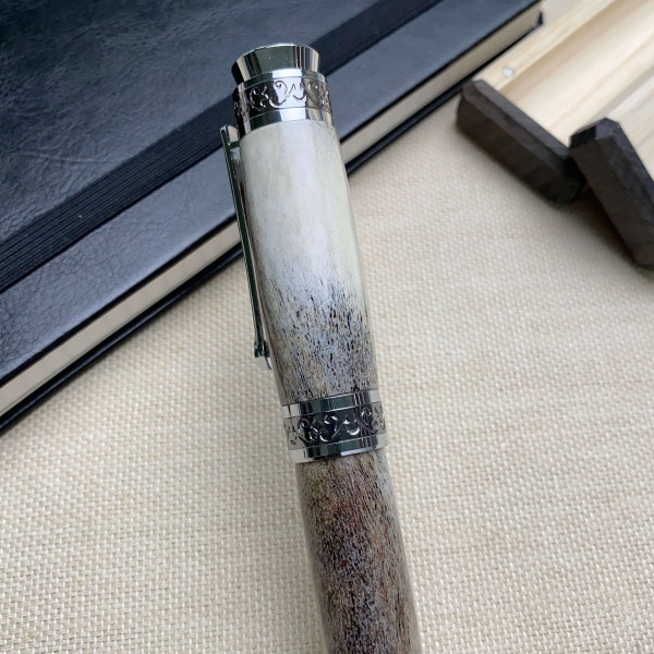 Подарункова перова ручка ручної роботи NV-516 виготовлена із справжнього оленячого рогу
