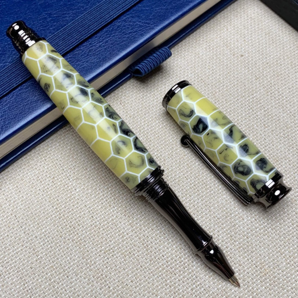 Унікальна ручка ручної роботи NV-355 виготовлена із медових сот і епоксидної смоли