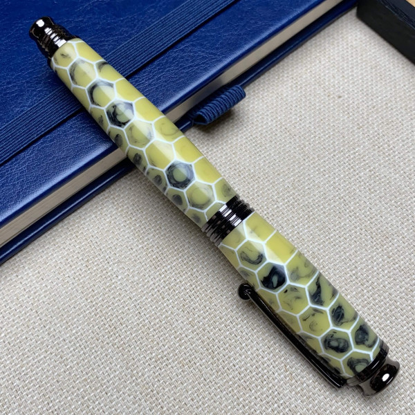 Унікальна ручка ручної роботи NV-355 виготовлена із медових сот і епоксидної смоли