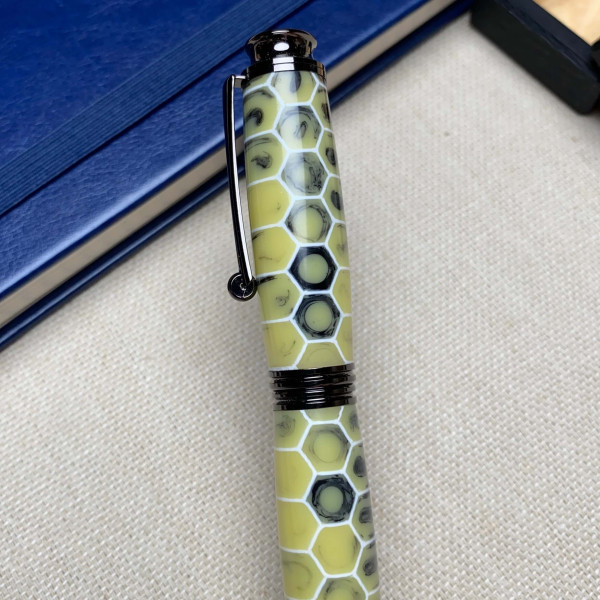 Унікальна ручка ручної роботи NV-355 виготовлена із медових сот і епоксидної смоли