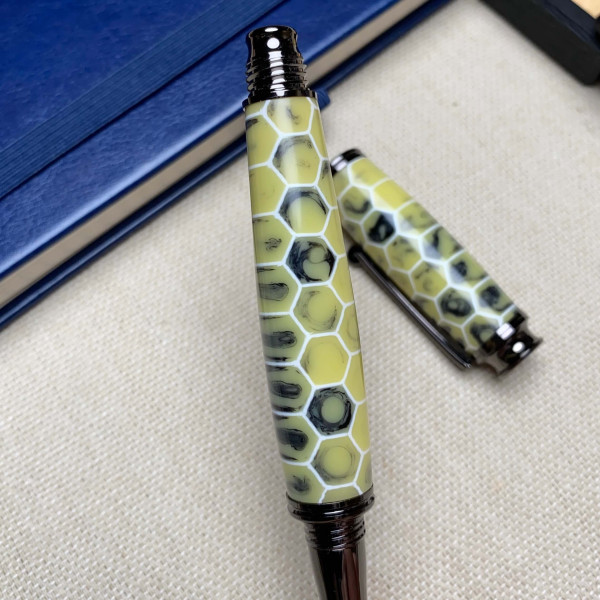 Унікальна ручка ручної роботи NV-355 виготовлена із медових сот і епоксидної смоли