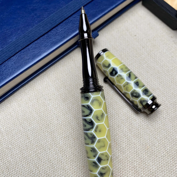 Унікальна ручка ручної роботи NV-355 виготовлена із медових сот і епоксидної смоли