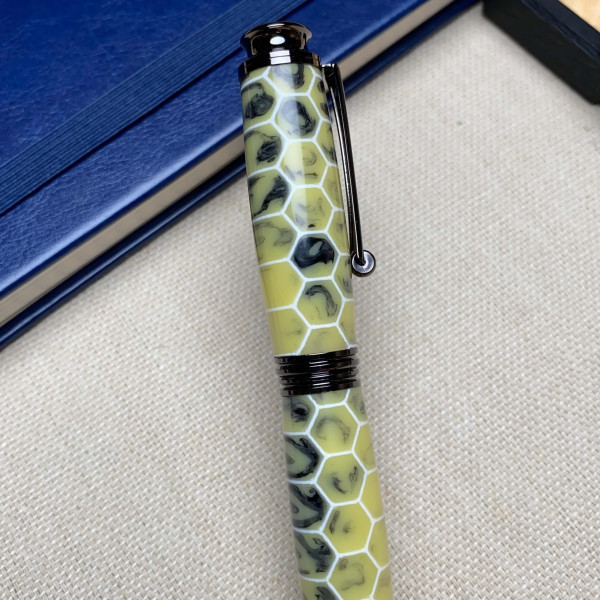 Унікальна ручка ручної роботи NV-355 виготовлена із медових сот і епоксидної смоли