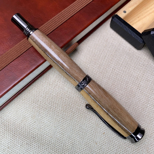 Ручка-ролер ручної роботи NV-448 виготовлена із деревини горіха