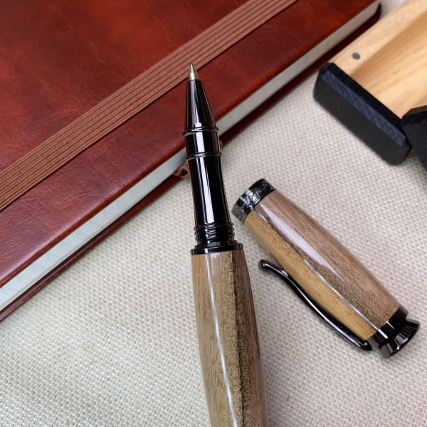 Ручка-ролер ручної роботи NV-448 виготовлена із деревини горіха