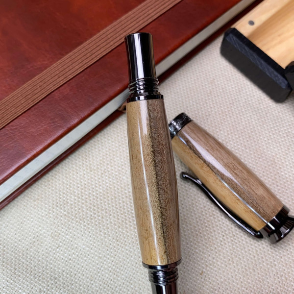 Ручка-ролер ручної роботи NV-448 виготовлена із деревини горіха