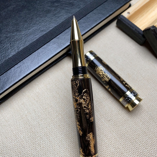 Ручка-ролер ручної роботи NV-516 дерево мореного дуба та золота поталь