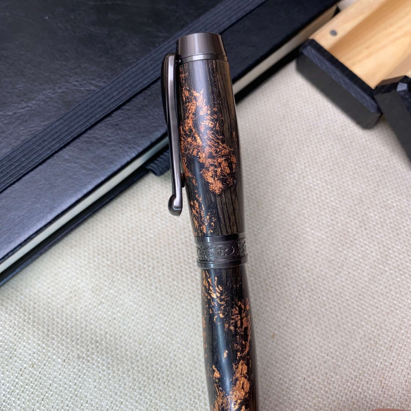Ручка-ролер ручної роботи NV-308 дерево мореного дуба та бронзова поталь (матове покриття)