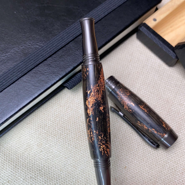 Ручка-ролер ручної роботи NV-308 дерево мореного дуба та бронзова поталь (матове покриття)