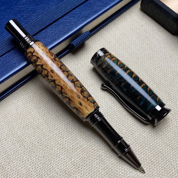 Унікальна ручка-ролер ручної роботи NV-448 виготовлена із справжньої шишки та епоксидної смоли