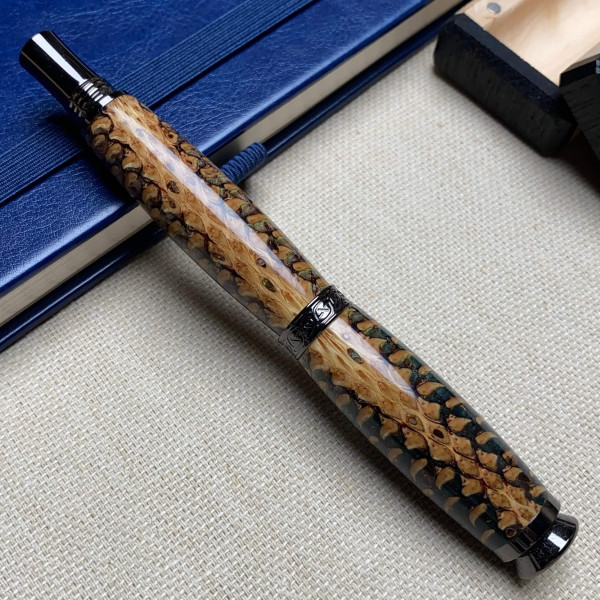 Унікальна ручка-ролер ручної роботи NV-448 виготовлена із справжньої шишки та епоксидної смоли