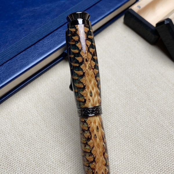 Унікальна ручка-ролер ручної роботи NV-448 виготовлена із справжньої шишки та епоксидної смоли