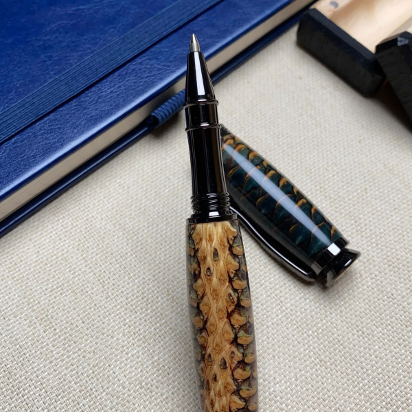 Унікальна ручка-ролер ручної роботи NV-448 виготовлена із справжньої шишки та епоксидної смоли