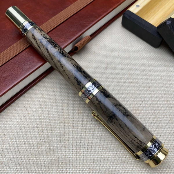 Ручка-ролер NV-516 ручної роботи виготовлена із деревини мореного ясена