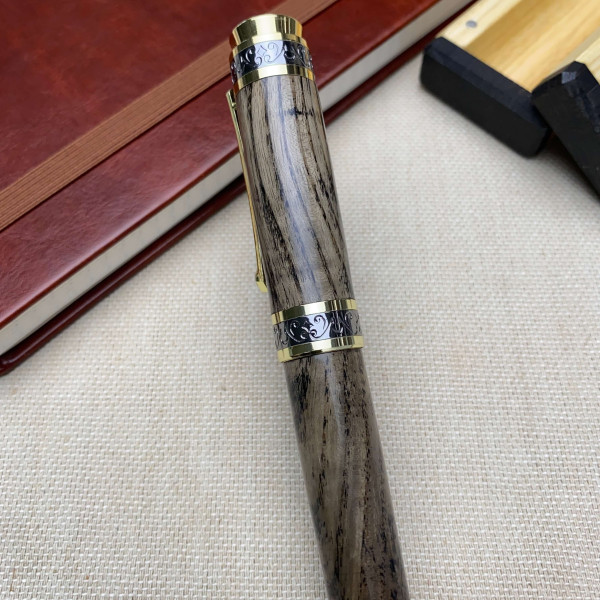 Ручка-ролер NV-516 ручної роботи виготовлена із деревини мореного ясена