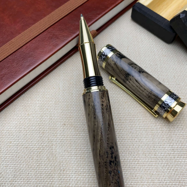 Ручка-ролер NV-516 ручної роботи виготовлена із деревини мореного ясена