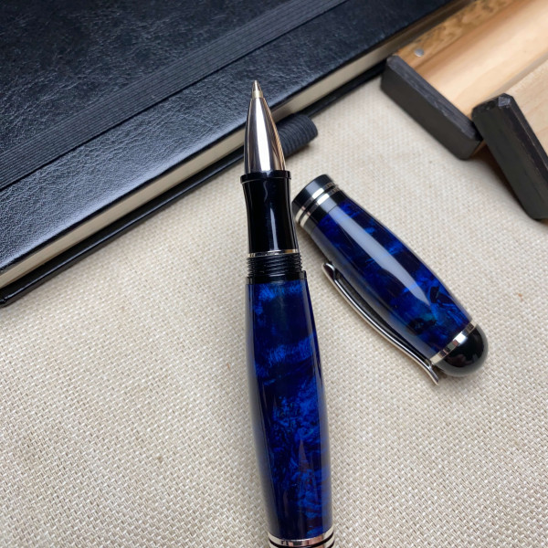 Ручка-ролер ручної роботи NV-071 виготовлена із модифікованого дерева капового клена