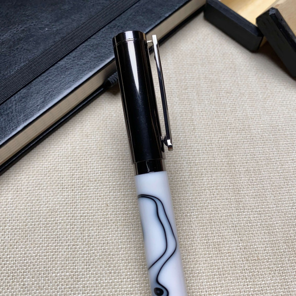 Унікальна ручка-ролер ручної роботи NV-452 виготовлена із акрилу